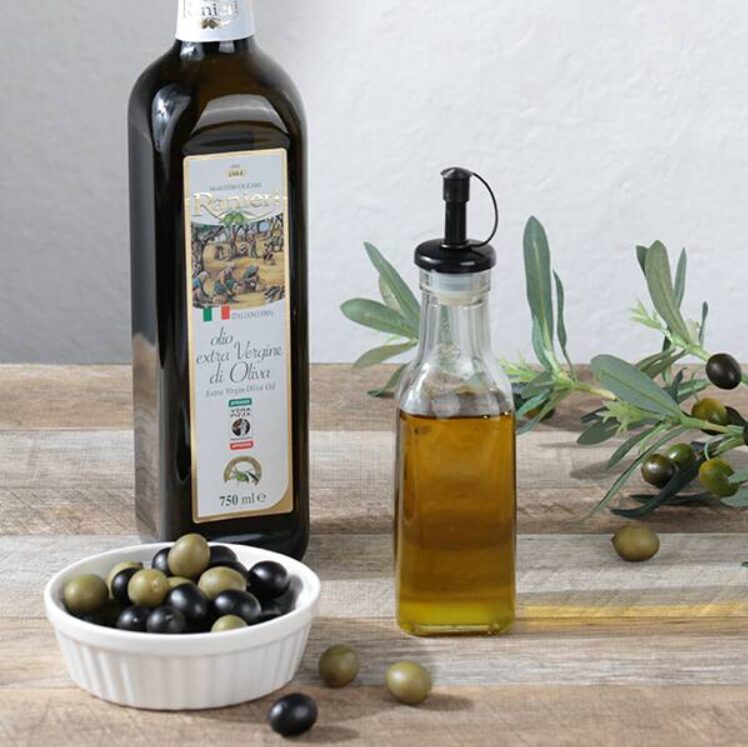 以前大変お世話になっていた、ラニエリのエキストラバージンオリーブオイル。
今は高くて買えません。。。