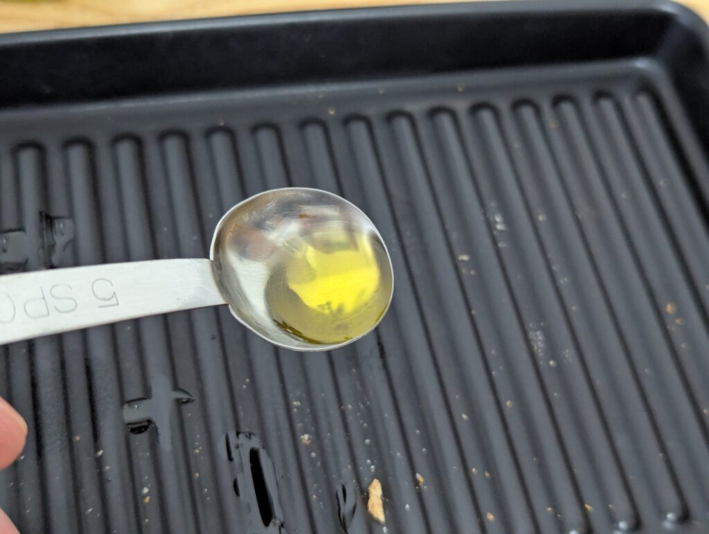 バケットに塗って味見した後、実際に小さじにすくってそのまま舐めてみましたが、だいたい同じ印象でした。ガルシアは辛くて少しむせました