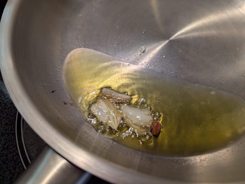 ニンニクはつぶしただけ、唐辛子は砕かずに、オリーブオイル以外の香りと味を抑える作戦