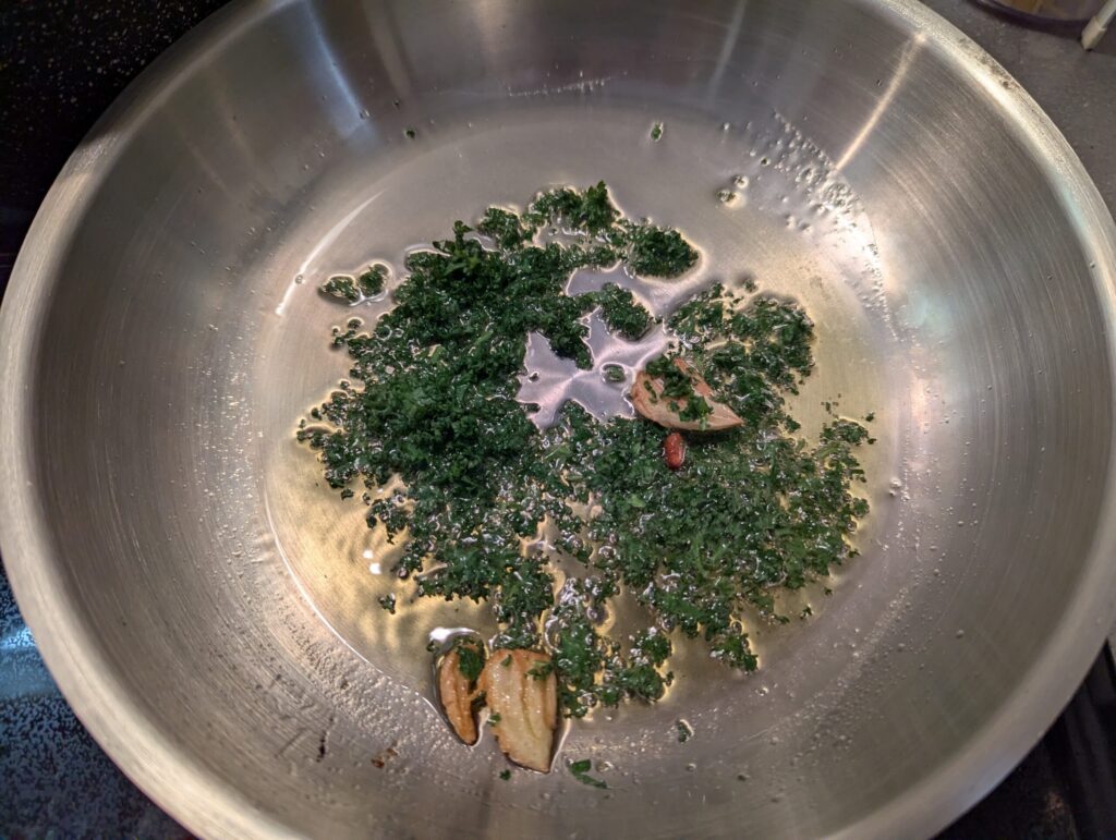 イタリアンパセリはお高いので、普通のパセリで代用。オイルベースのペペロンチーノにしていきます。