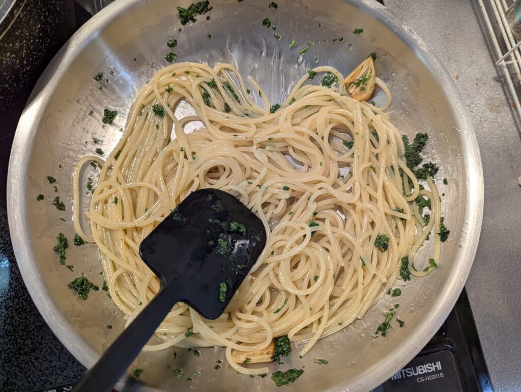 茹で上がったパスタにオイルを絡めて……