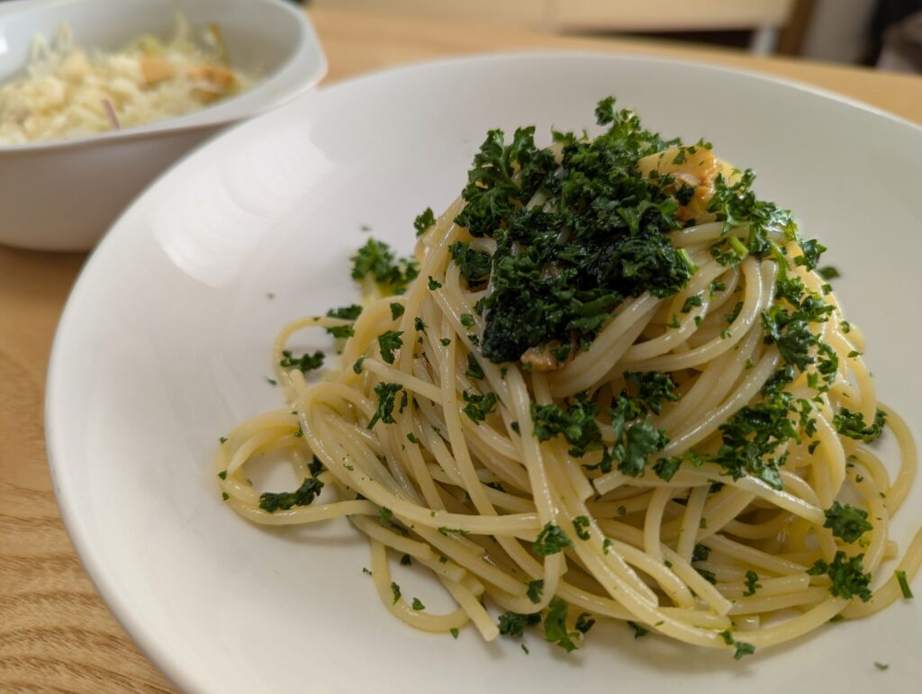 盛り付けたところに追いパセリとオリーブオイルを回しかけて完成です。素人料理なので見た目がひどいのはご勘弁ください。。。